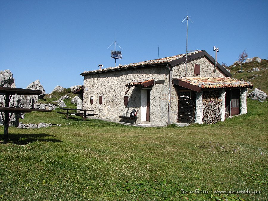 cancervo 122.jpg - Baita del Cancervo (1660 m.), gestita dai Volontari Soccorso Montano di S. Giovanni Bianco